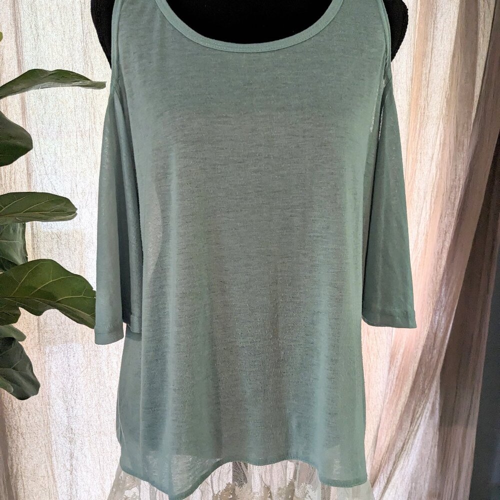 Umgee lace cold shoulder, size L